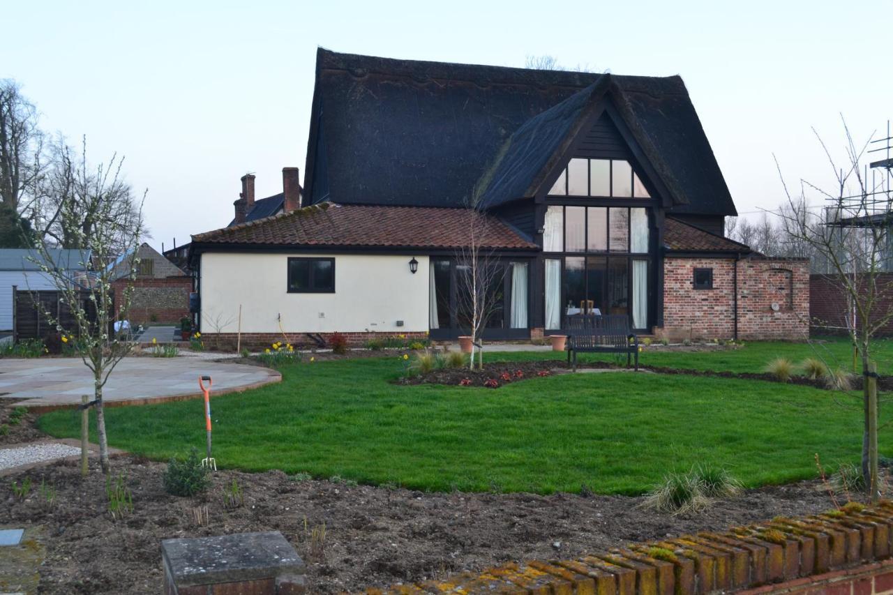วอร์ทเวลล์ ฮอลล์ บาร์น Bed & Breakfast Wortwell ภายนอก รูปภาพ