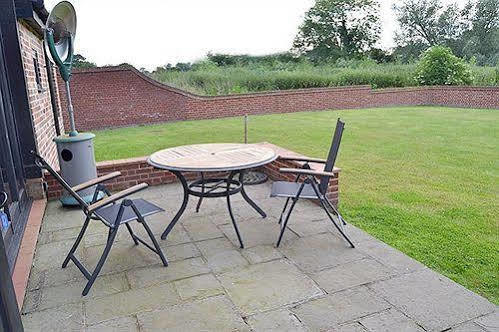 วอร์ทเวลล์ ฮอลล์ บาร์น Bed & Breakfast Wortwell ภายนอก รูปภาพ